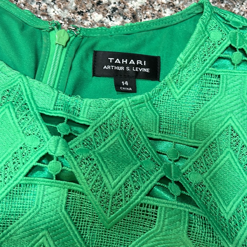 Green Tahari lace dress fully lined, zip back size 14 - Picture 4 of 7